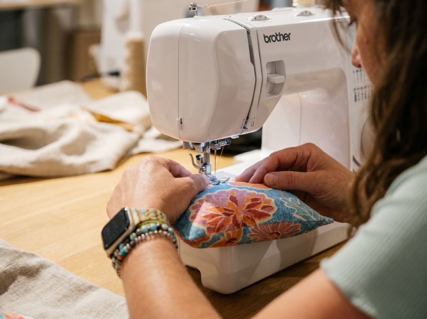 Couture d'un coussin Herbacha à l'atelier, à Biot