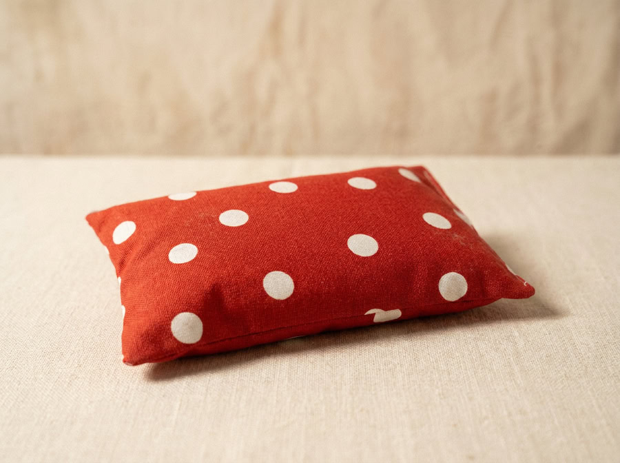 Coussin Herbacha en tissu rouge à pois blancs